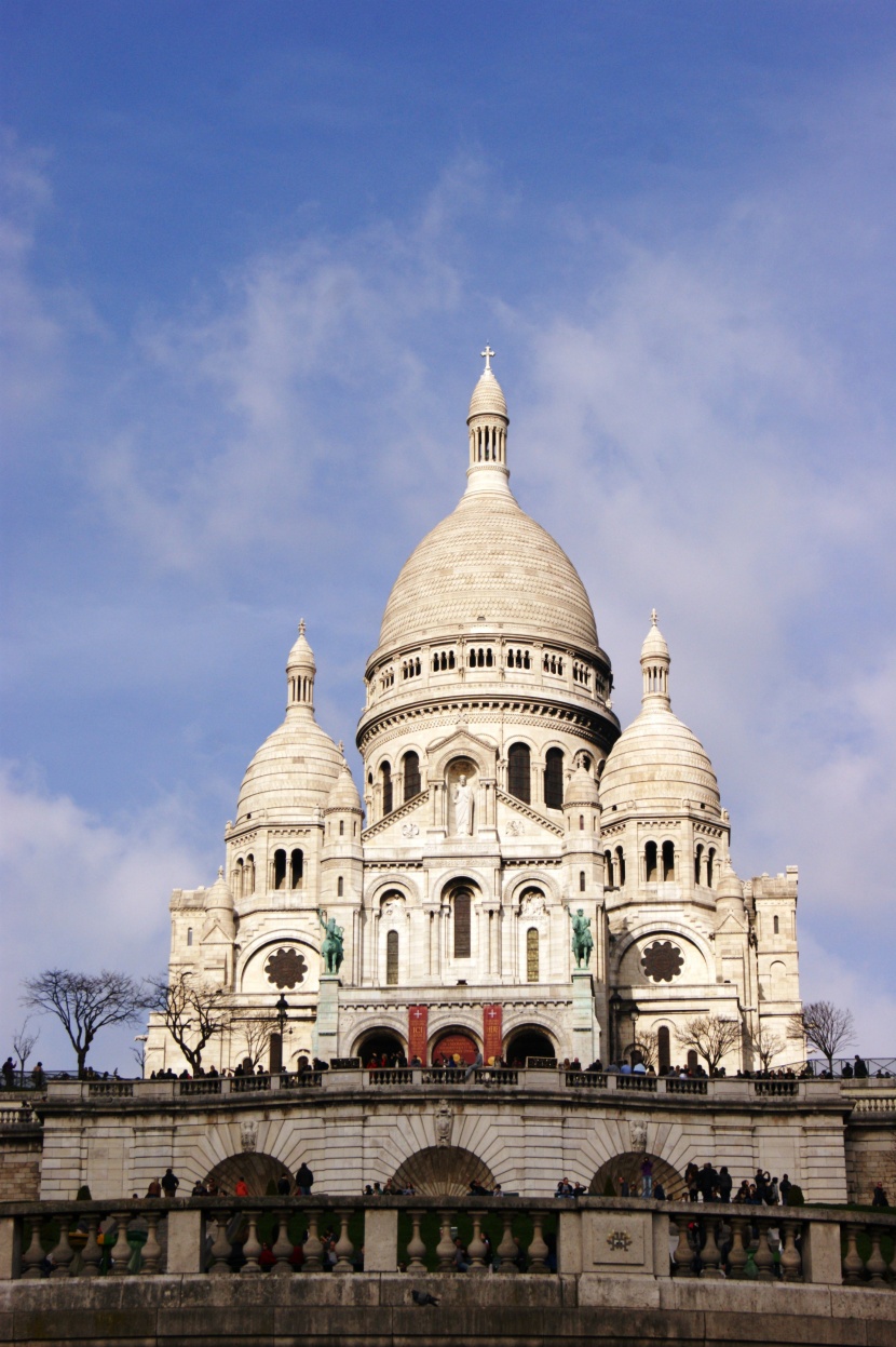 建筑风格独特的法国圣心大教堂图片