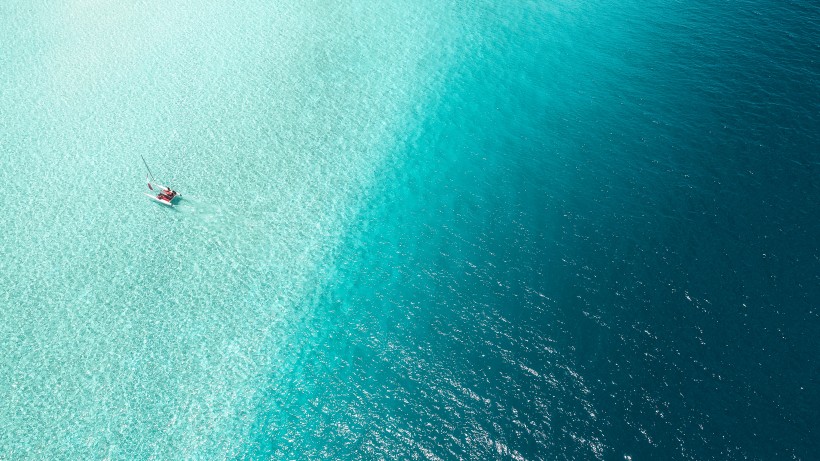 马尔代夫共和国清澈见底的海水图片