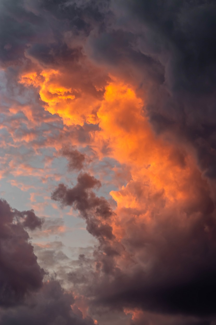 油画色彩的天空云朵图片