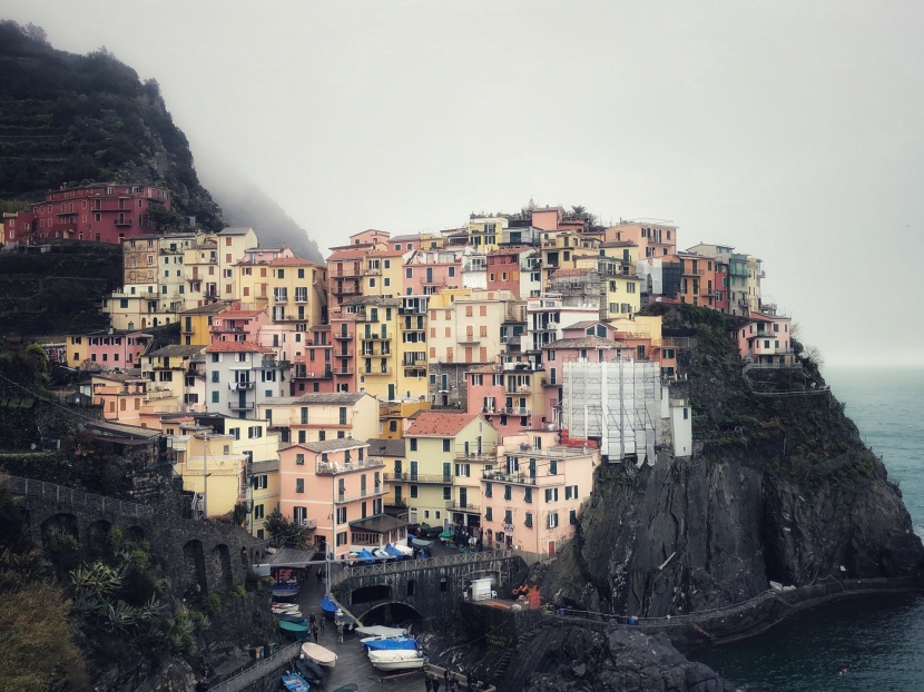 悬崖上的意大利五渔村图片