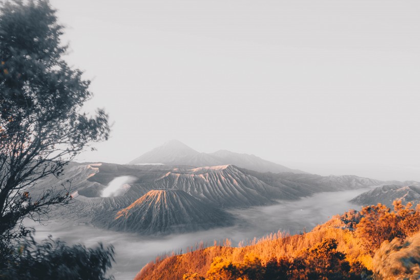雾气蒸腾的火山图片