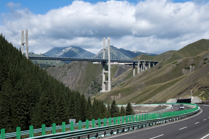 新疆伊犁果子沟大桥风景图片