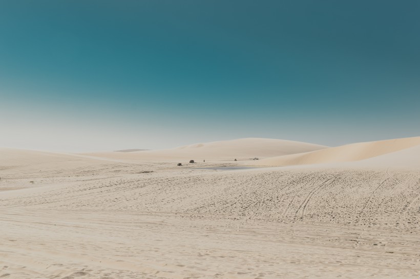 无边无垠孤寂的沙漠图片