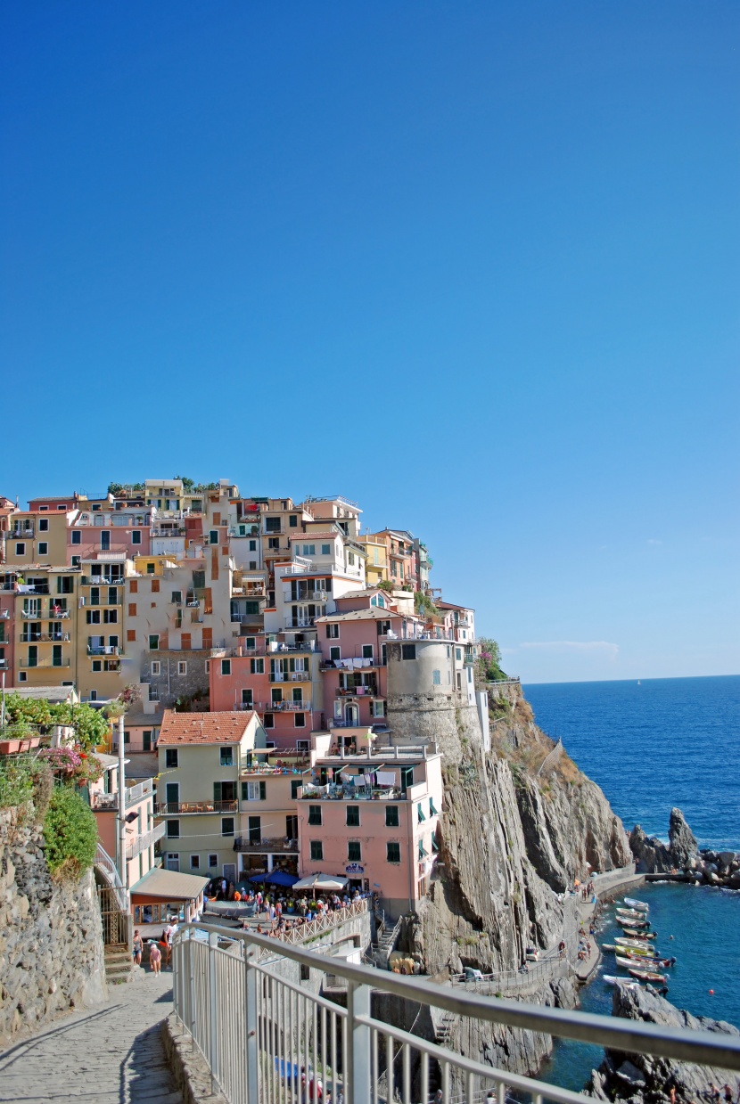 悬崖上的意大利五渔村图片