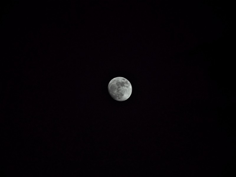 空中的月亮图片