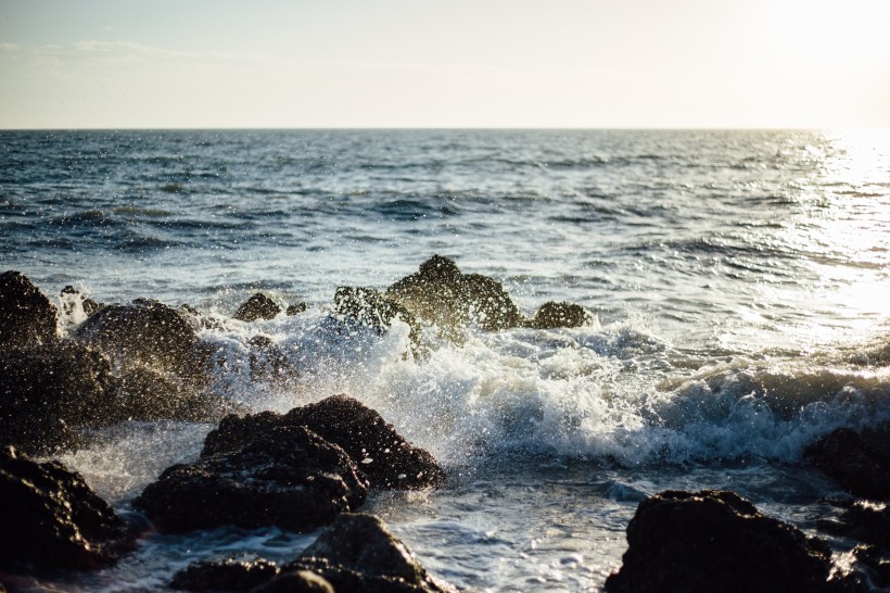 波涛汹涌的大海自然风景图片