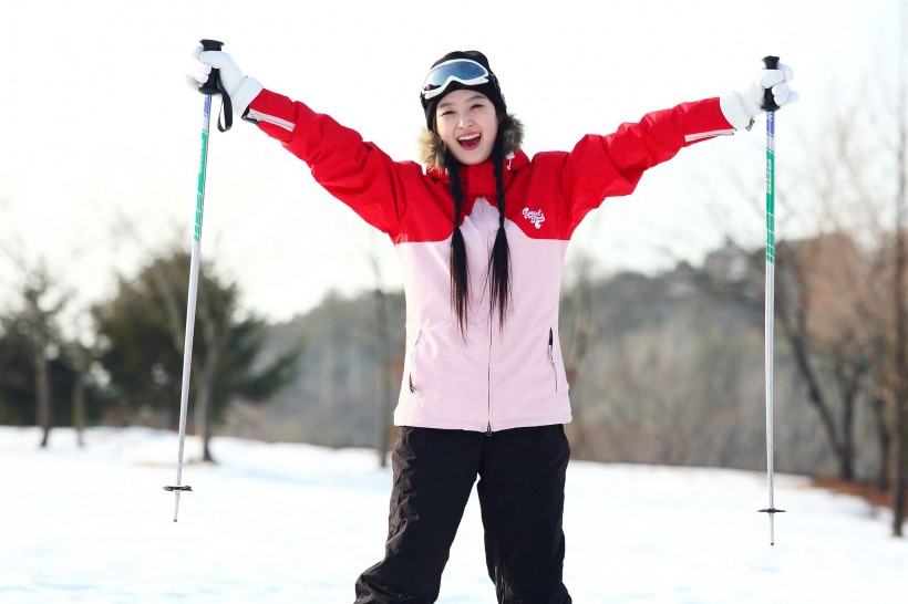 冬季休闲女性滑雪图片