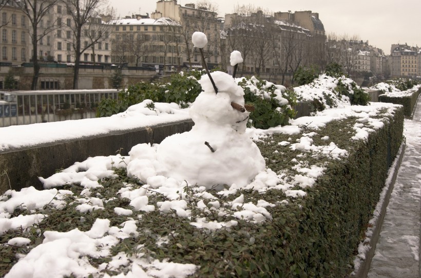冬季造型独特的雪人图片