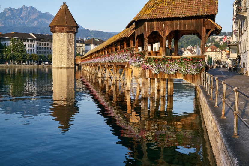 瑞士卡佩尔桥建筑风景图片