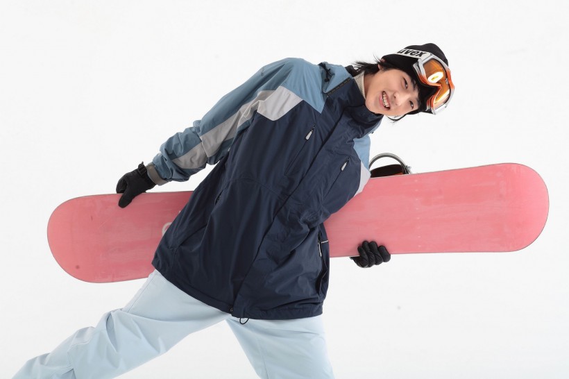 冬季休闲运动男性滑雪图片
