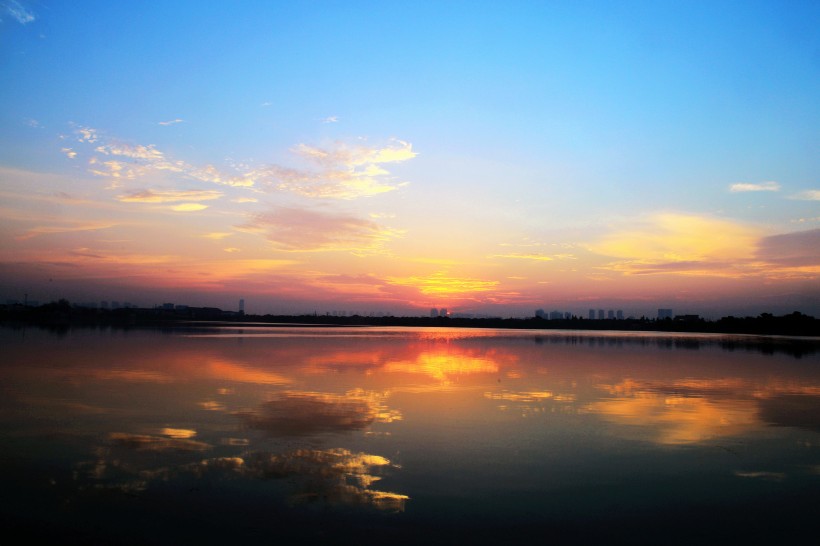 湖北汤逊湖日出风景图片