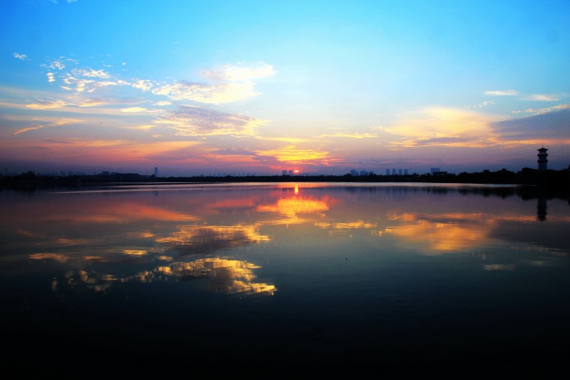湖北汤逊湖日出风景图片