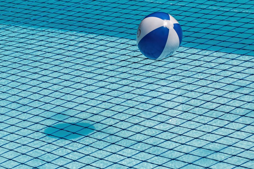 湛蓝的游泳池图片