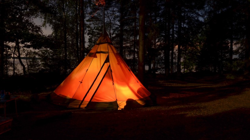 野外宿营的帐篷图片