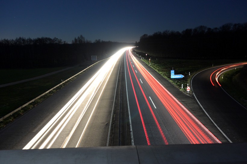 夜晚城市道路上的延时拍摄图片