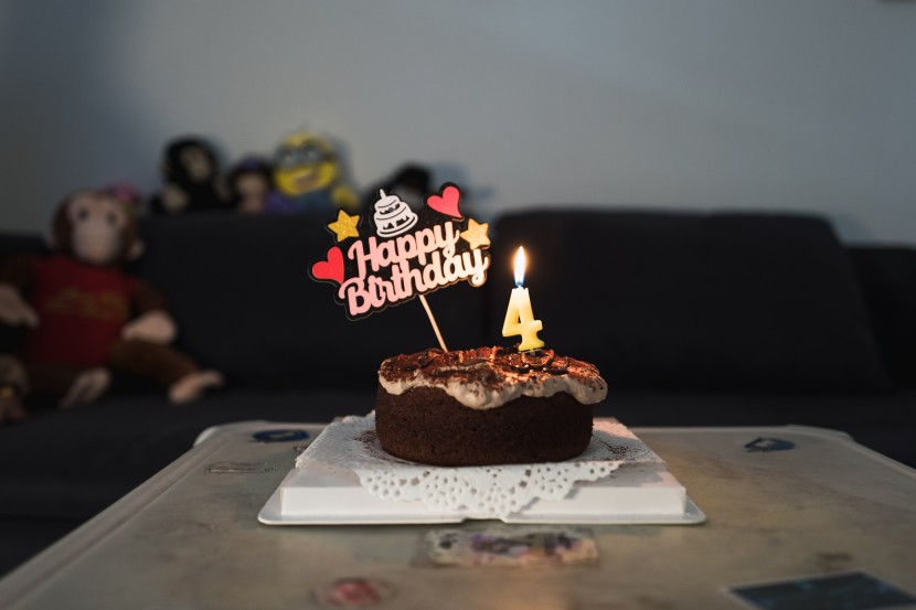 点燃蜡烛的生日蛋糕图片