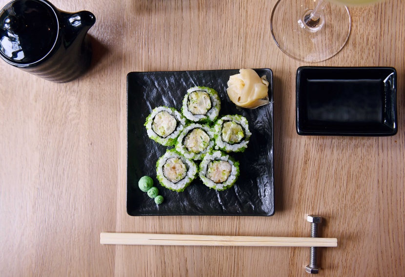 盘子里的寿司图片