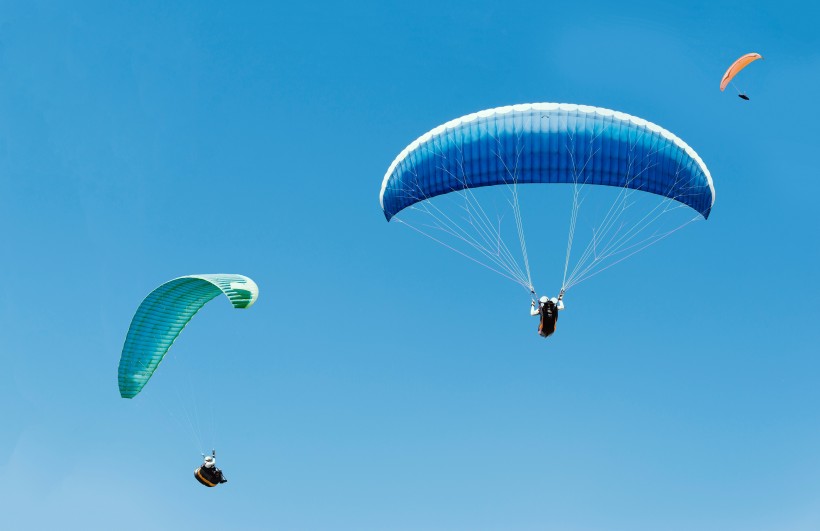 刺激惊险的滑翔伞运动图片