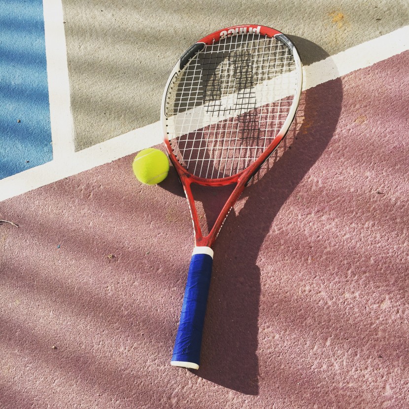 轻便的网球和网球拍图片