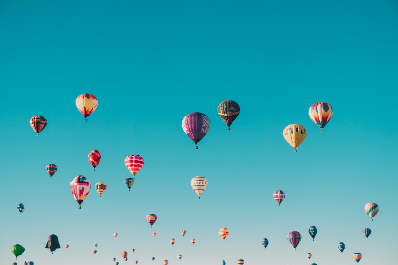 空中五颜六色的热气球图片