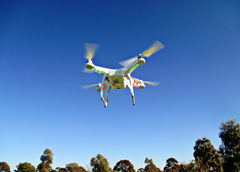 低空飞行的四轴遥控无人机图片