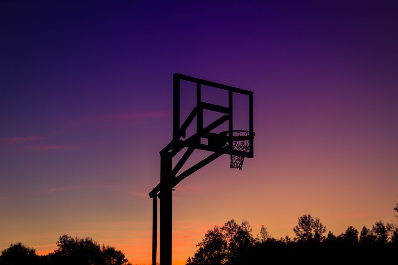 球场上的篮球框图片