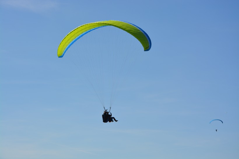 惊险刺激的滑翔伞运动图片