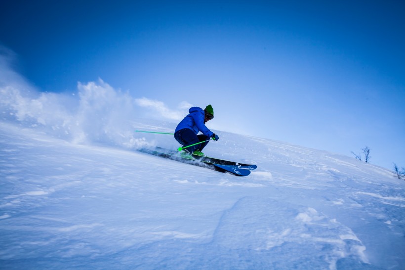 高山滑雪运动图片