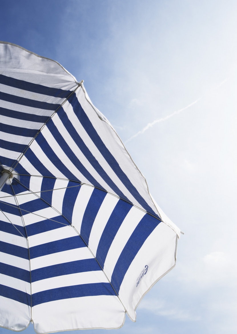 夏日清新素材游泳圈遮阳伞图片