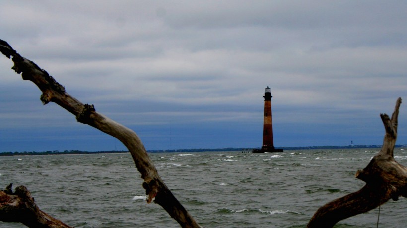 海边矗立的灯塔图片