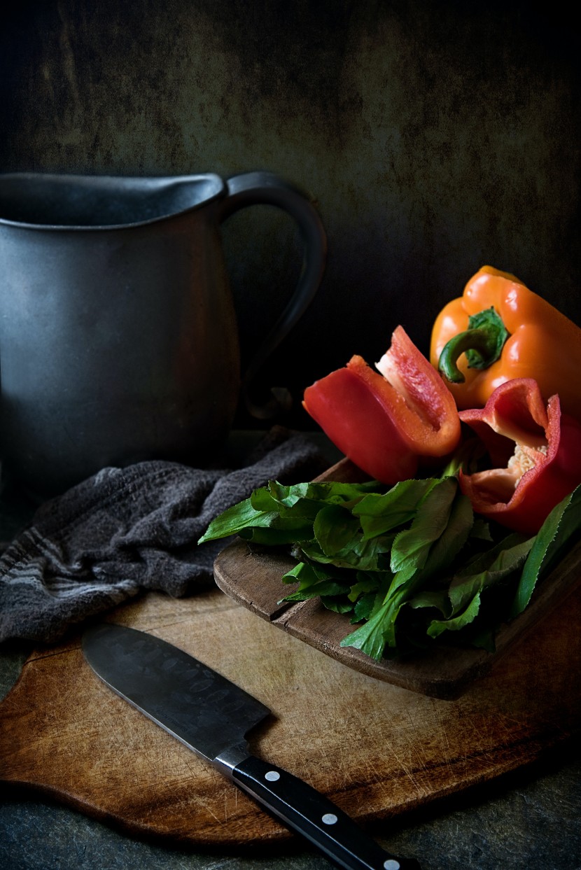 蔬果旁边摆放的菜刀图片