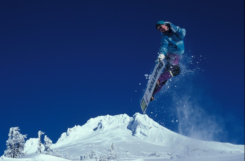 滑雪的青年图片