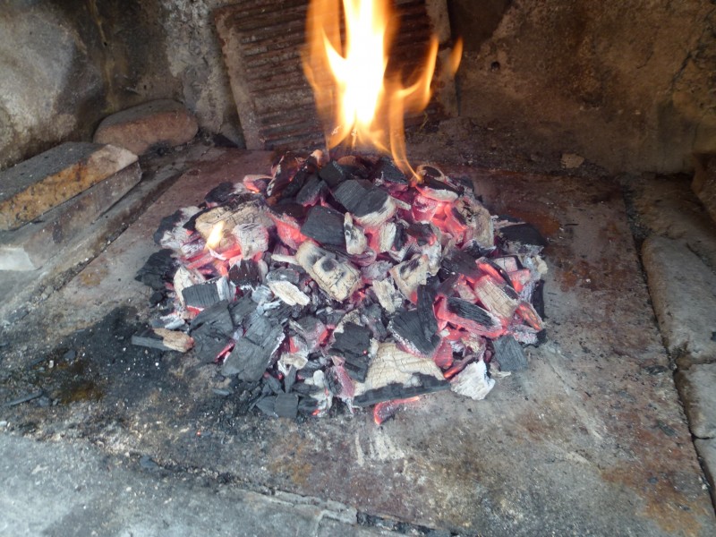 燃烧着的木炭图片