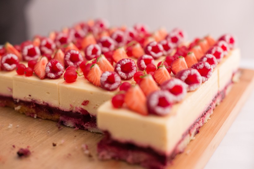 松软香甜的草莓蛋糕图片