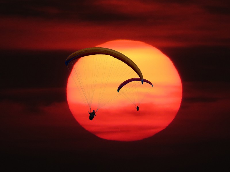 刺激好玩的滑翔伞图片