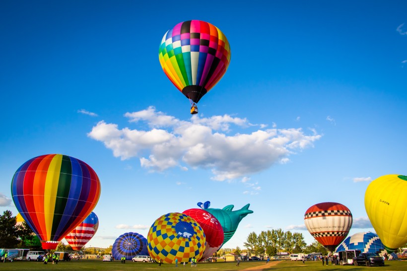 缓慢升空的多彩热气球图片