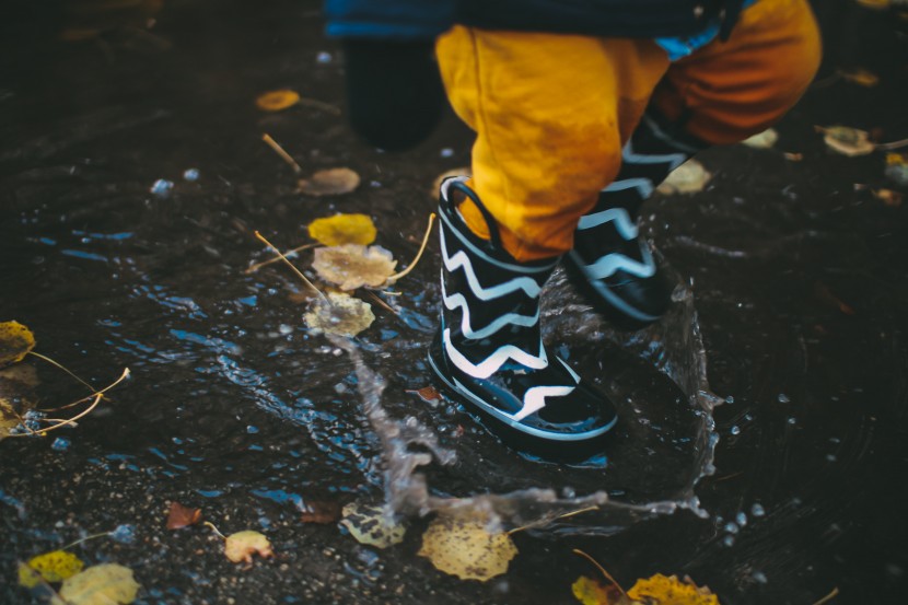 彩色实用的雨鞋图片