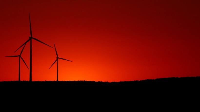 唯美黄昏里的风力发电机图片