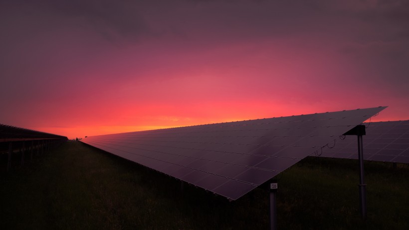 环保太阳能电池板图片