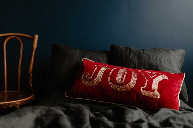 床上的红色枕头和圣诞礼物图片