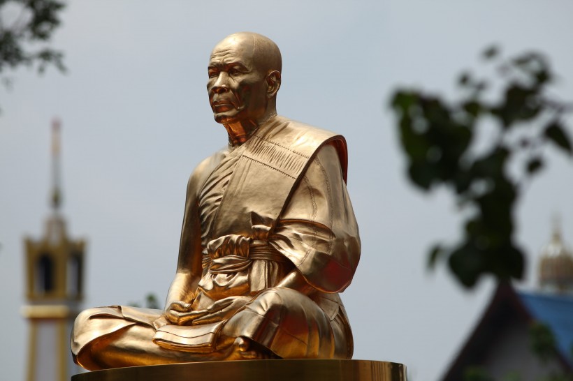 泰国蒙坤贴牟尼法师金身雕像图片