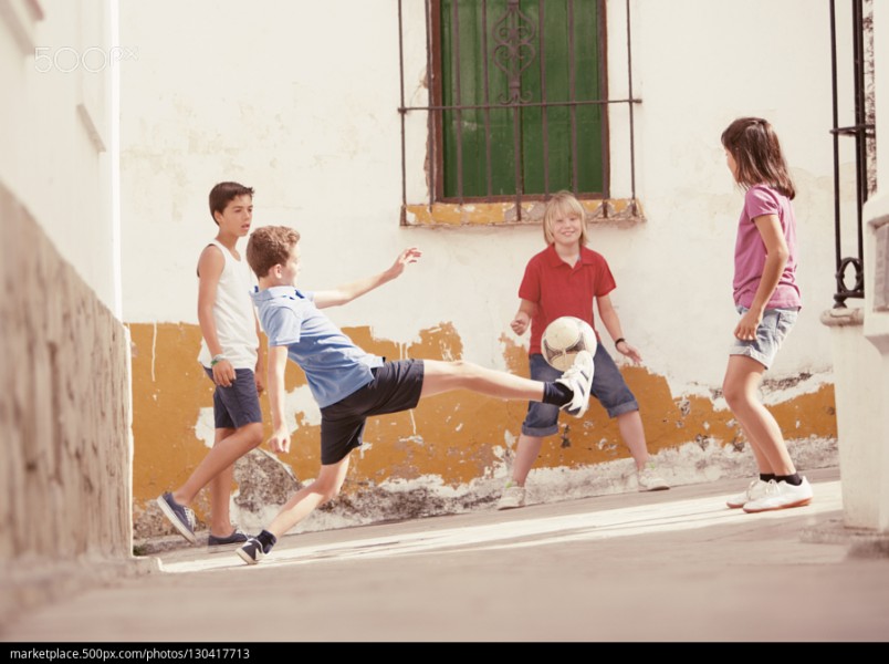 踢足球的男孩们图片