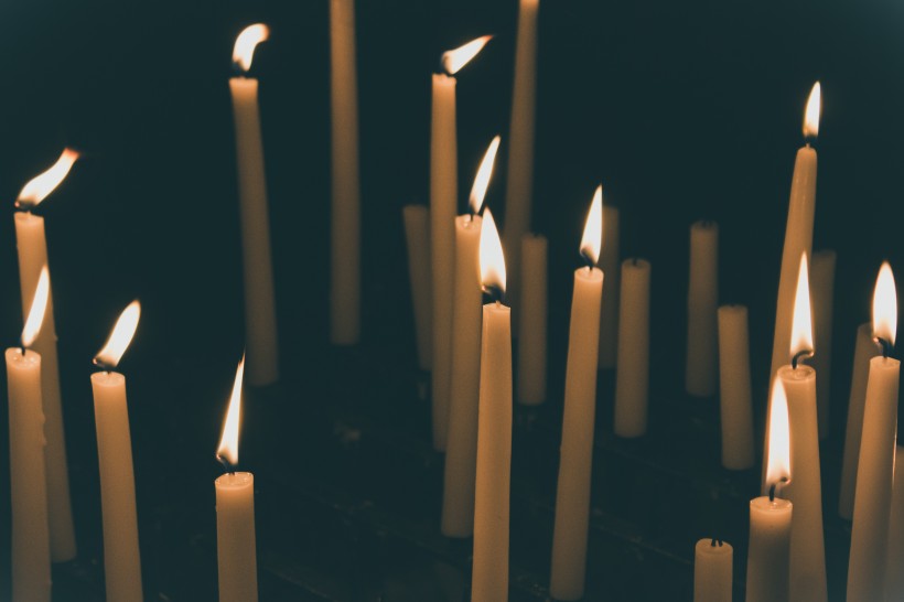 黑暗中点燃的蜡烛图片