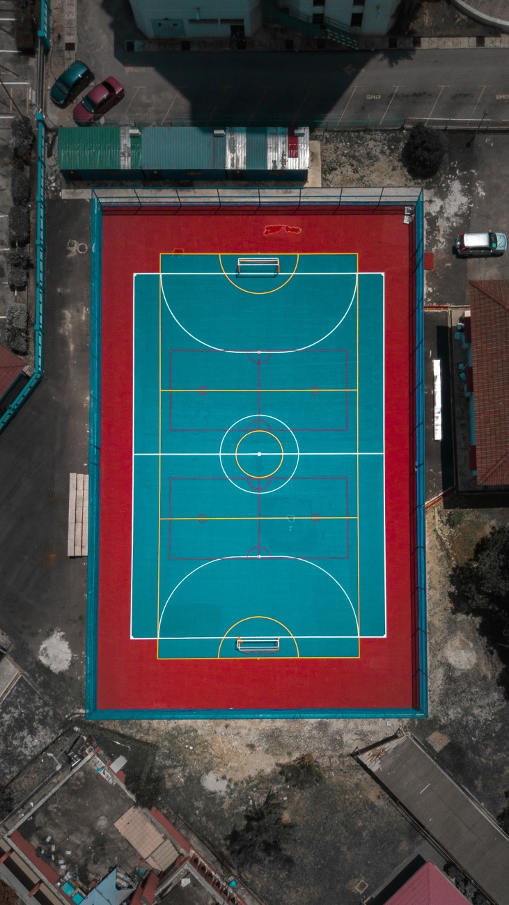 航拍角度下的篮球场图片