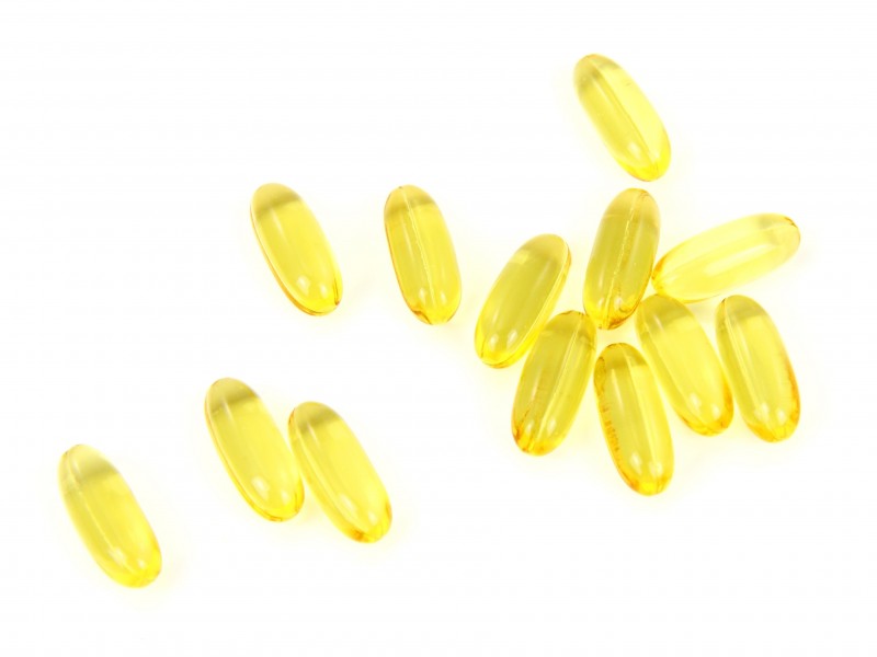 黄色营养的鱼肝油图片