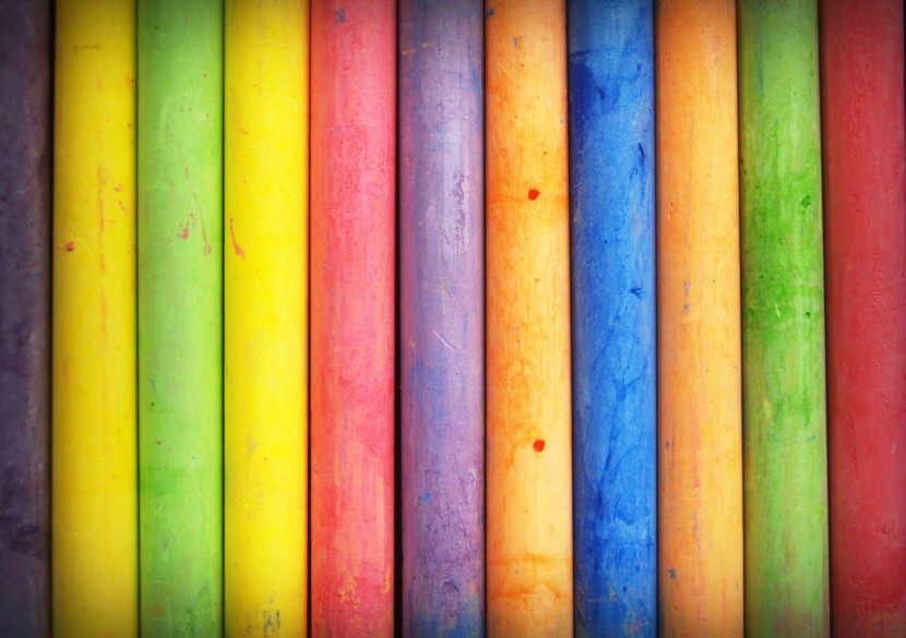颜色多样的彩色粉笔图片