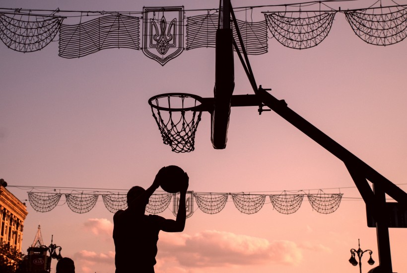  篮球架上的篮球框图片