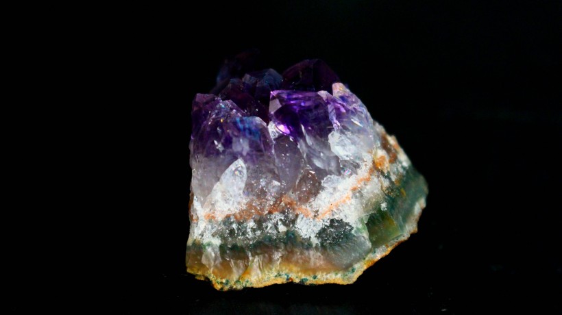 晶莹剔透璀璨的紫水晶图片