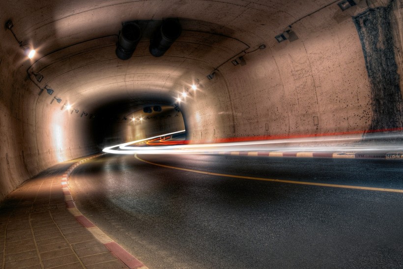阴暗的公路隧道图片