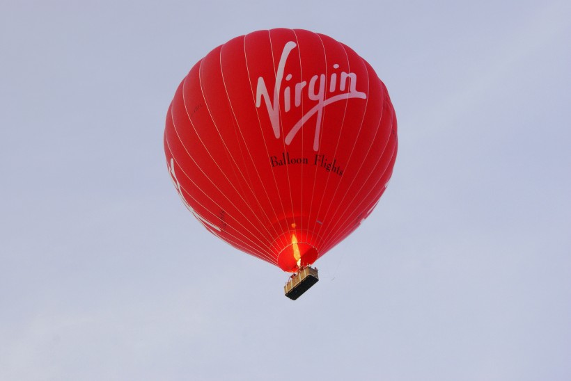 一个空中飘荡的热气球图片